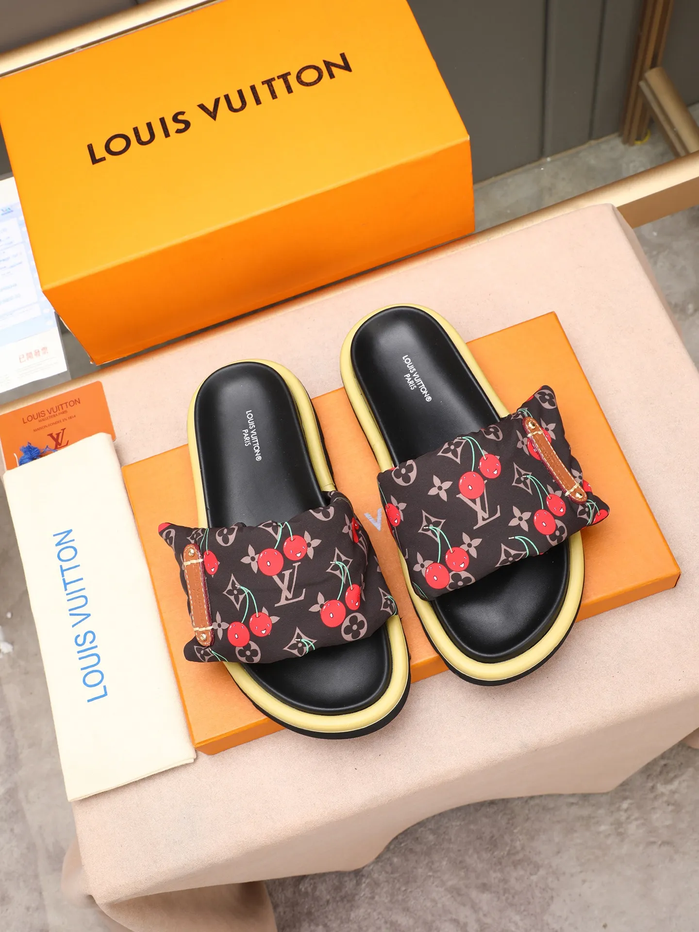 PP360 [LOUIS VUITTON] Louis Vuitton, LV printing, men's and women's slippers are on the market. The drawer box packaging comes with a cloth bag and a card. The upper pattern looks very soft and waxy, and it is a super versatile leg slimming tool. Fabric: imported denim/canvas/old fabric, LV hardware LOGO, official website pattern printing, comfortable to wear, feet: high-elastic PU water table. Sole: foam sole, heel height: about 5cm. Code number: 35-46, 35, 45, 46 are custom-made and non-returnable. Color: multiple colors and styles available.